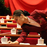 "一絲不茍"的兩會(huì)&mdash;&mdash;擺放茶杯用"準(zhǔn)繩"