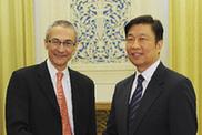 李源潮會見美國進(jìn)步中心主席波德斯塔