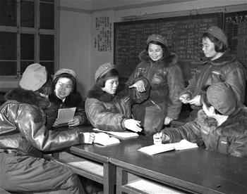 第一批女飛行員：毛澤東稱贊，細(xì)妹子不簡單，飛得好高啊