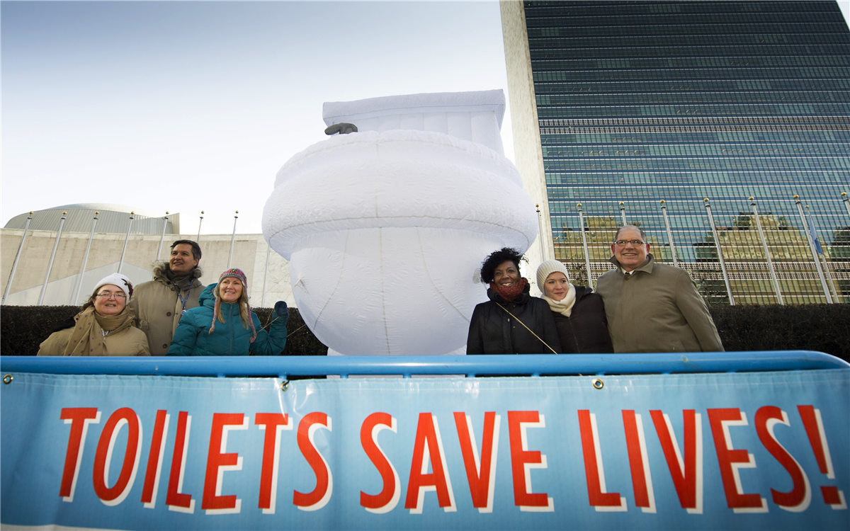 &ldquo;世界廁所日&rdquo;，聯(lián)合國(guó)總部大樓前的口號(hào)條幅