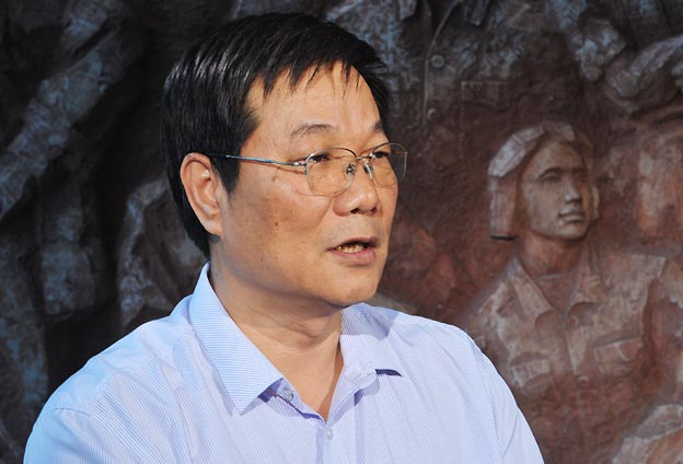 我們把黨的政治優(yōu)勢和現(xiàn)代企業(yè)制度優(yōu)勢結(jié)合起來，建立完善決策、執(zhí)行、監(jiān)督三個體系。