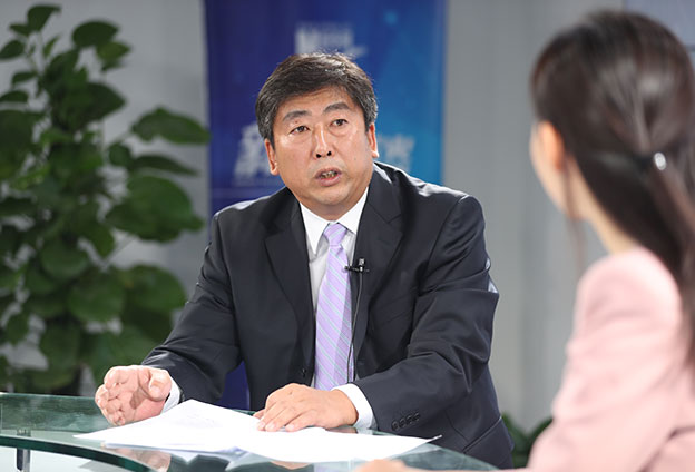 具體落在實處就是把方向，管大局，保落實