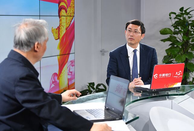 您再給我們梳理一下，黨章中有關(guān)&ldquo;基本路線&rdquo;的修改情況。