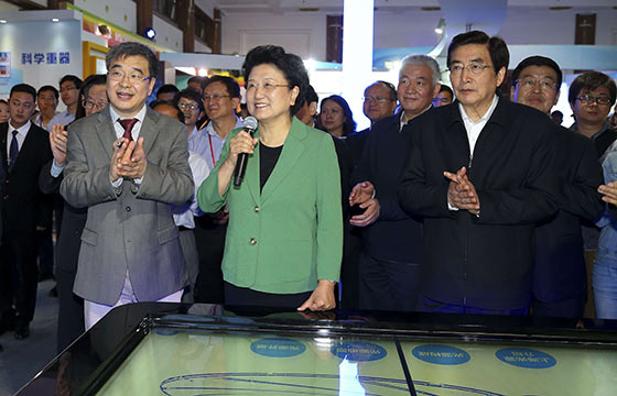 劉延?xùn)|、郭金龍參加2016年全國(guó)科技活動(dòng)周活動(dòng)