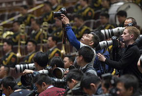 媒體記者在會(huì)場采訪拍攝