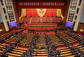 閉幕會(huì)后全國政協(xié)委員步出會(huì)場