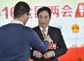 高德康在準(zhǔn)備訪談