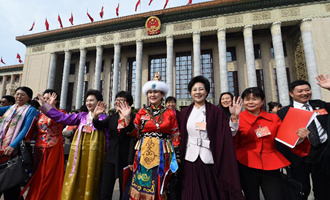 閉幕會后，代表走出人民大會堂