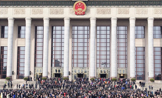 閉幕會(huì)后，代表走出人民大會(huì)堂