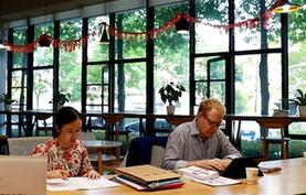 中國(guó)成就，世界矚目&mdash;&mdash;來(lái)自基層蹲點(diǎn)現(xiàn)場(chǎng)的報(bào)道