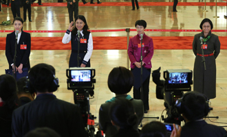 吳敏霞、杜玉濤、蒙曼、盧麗安代表接受采訪