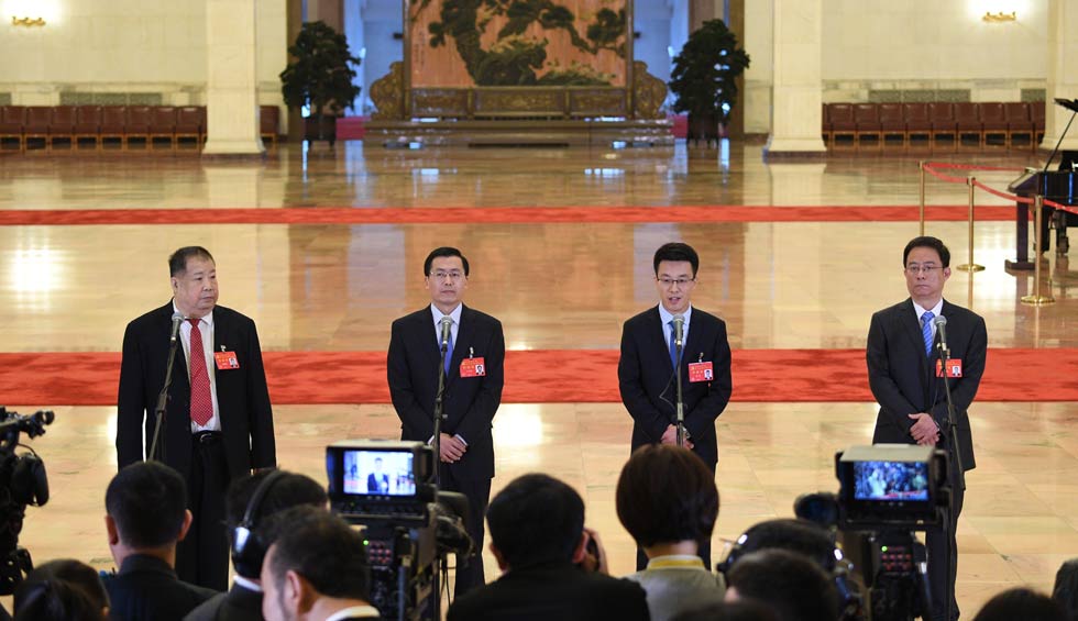 凌解放、王立平、徐川、黃一兵接受采訪