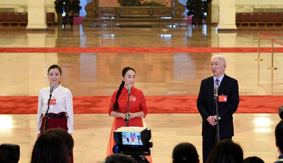 肖笑波、侯艷、徐俊接受采訪