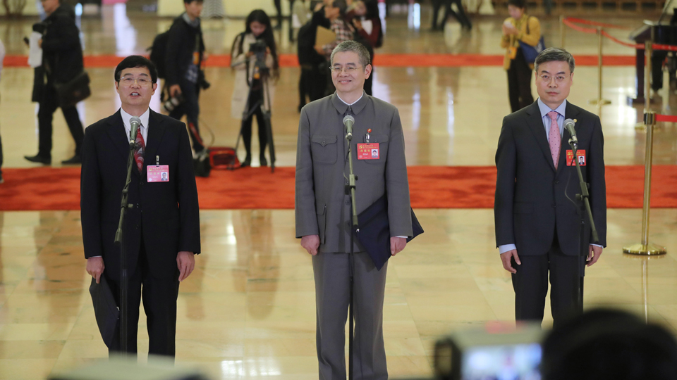 吳曉光、胡偉武、金東寒代表接受采訪