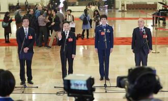 王辰、楊潔、劉文力、王旭東代表接受采訪