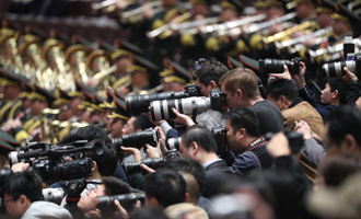 記者在會(huì)場(chǎng)采訪(fǎng)