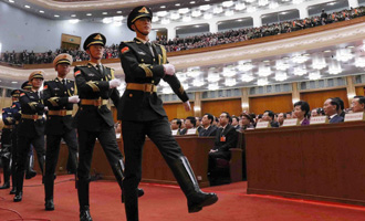 陸?？杖妰x仗兵正步行進(jìn)至主席臺(tái)前