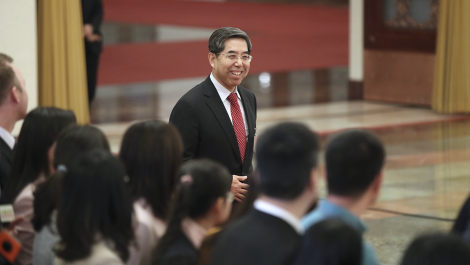 馬建堂步入&ldquo;部長通道&rdquo;，準(zhǔn)備接受采訪