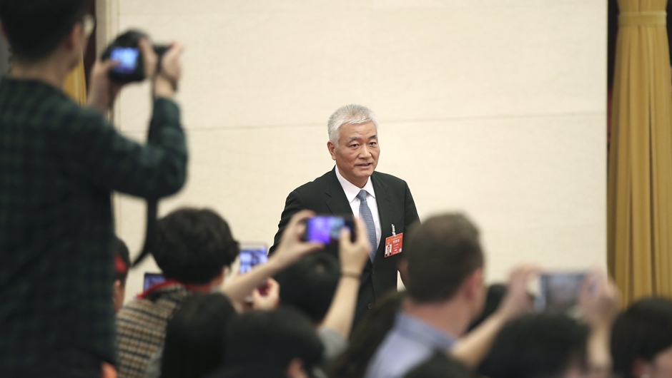 王志剛步入&ldquo;部長通道&rdquo;，準(zhǔn)備接受采訪