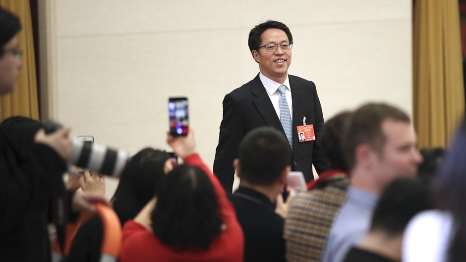 張曉明步入&ldquo;部長通道&rdquo;，準(zhǔn)備接受采訪