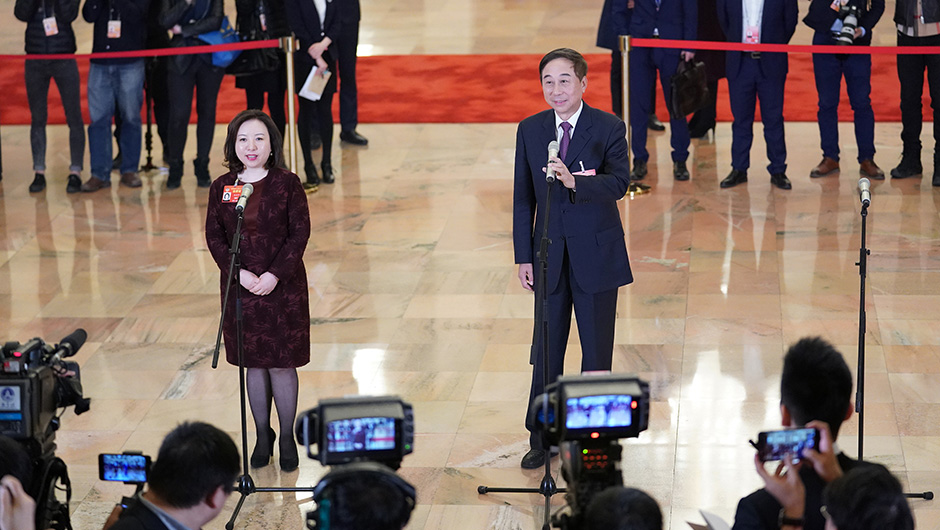 全國政協(xié)委員在&ldquo;委員通道&rdquo;接受采訪