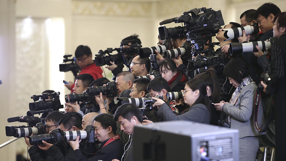 記者在&ldquo;部長通道&rdquo;采訪