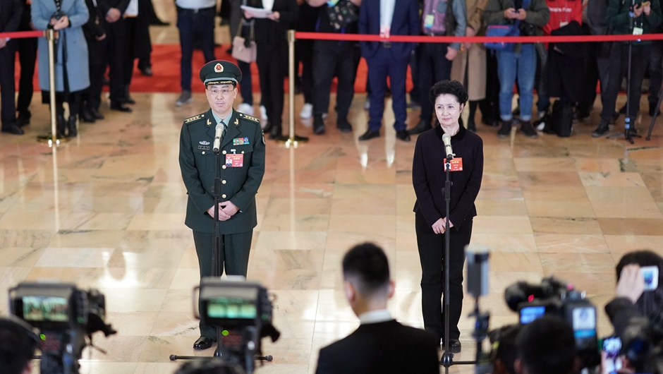 全國(guó)政協(xié)委員在&ldquo;委員通道&rdquo;接受采訪