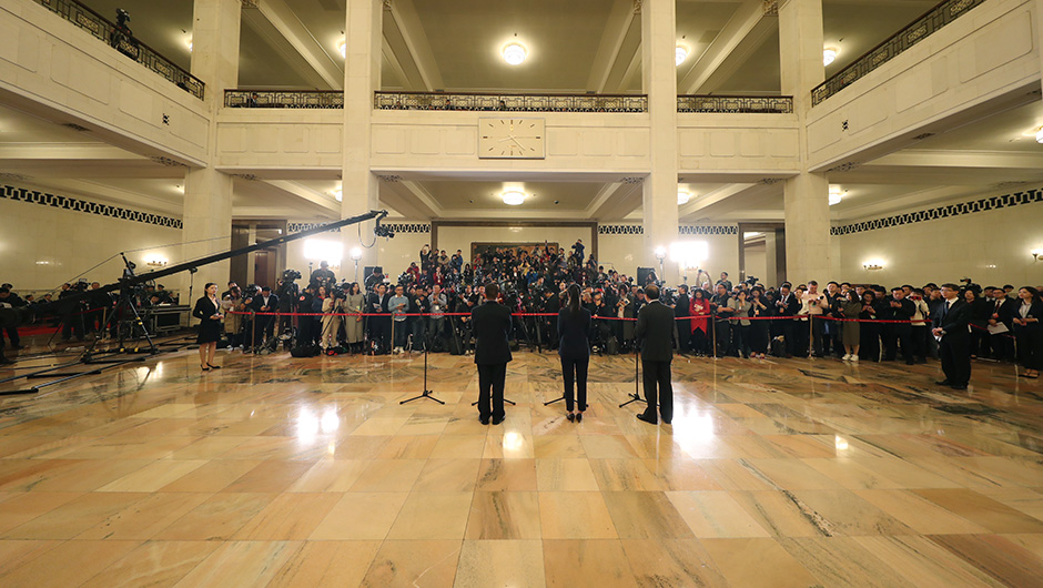 全國(guó)人大代表在&ldquo;代表通道&rdquo;接受采訪