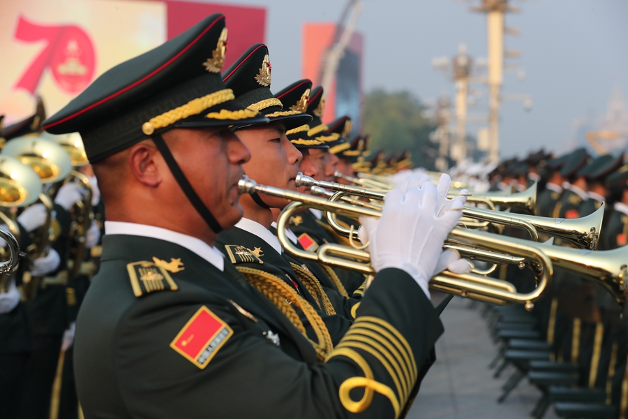 解放軍聯(lián)合軍樂(lè)團(tuán)在廣場(chǎng)就位后進(jìn)行準(zhǔn)備工作和試奏。據(jù)了解，解放軍聯(lián)合軍樂(lè)團(tuán)此次演奏是從開(kāi)國(guó)大典至今歷次閱兵以來(lái)演奏曲目最多的一次，不少曲目是為此次閱兵量身打造的全新作品，此次也是歷次女演奏員最多的一次。