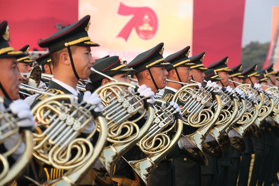 解放軍聯(lián)合軍樂(lè)團(tuán)在廣場(chǎng)就位后進(jìn)行準(zhǔn)備工作和試奏。據(jù)了解，解放軍聯(lián)合軍樂(lè)團(tuán)此次演奏是從開(kāi)國(guó)大典至今歷次閱兵以來(lái)演奏曲目最多的一次，不少曲目是為此次閱兵量身打造的全新作品，此次也是歷次女演奏員最多的一次。