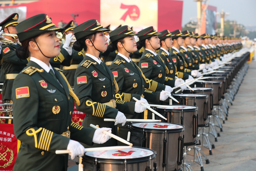 解放軍聯(lián)合軍樂(lè)團(tuán)在廣場(chǎng)就位后進(jìn)行準(zhǔn)備工作和試奏。據(jù)了解，解放軍聯(lián)合軍樂(lè)團(tuán)此次演奏是從開(kāi)國(guó)大典至今歷次閱兵以來(lái)演奏曲目最多的一次，不少曲目是為此次閱兵量身打造的全新作品，此次也是歷次女演奏員最多的一次。