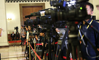 現(xiàn)場媒體記者準備采訪