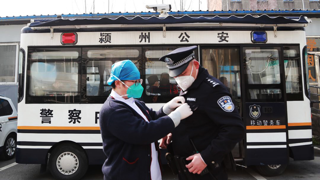 警察魏云龍：咫尺之間，各自?shī)^戰(zhàn)