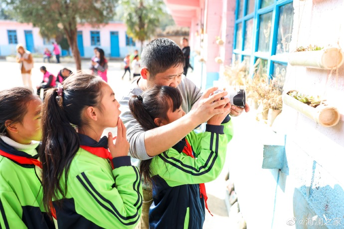盡管身處大山，塢鉛小學(xué)卻到處都是驚喜，自制插花、獨(dú)一無二的石頭畫、杉木墩上的24節(jié)氣圖&hellip;&hellip;孩子們從不缺少發(fā)現(xiàn)美的眼睛。2019年，海瀾之家特別準(zhǔn)備了攝影課堂，讓孩子們通過拍照的方式自由地傳達(dá)真善美。