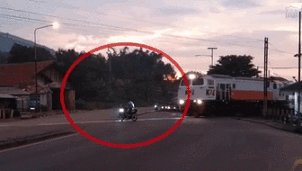 魯莽！無視警報(bào) 印尼男子強(qiáng)穿鐵軌險(xiǎn)被撞