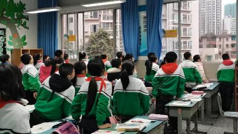 課上到一半，同學(xué)們卻把頭望向了外面！校長說：點(diǎn)贊！