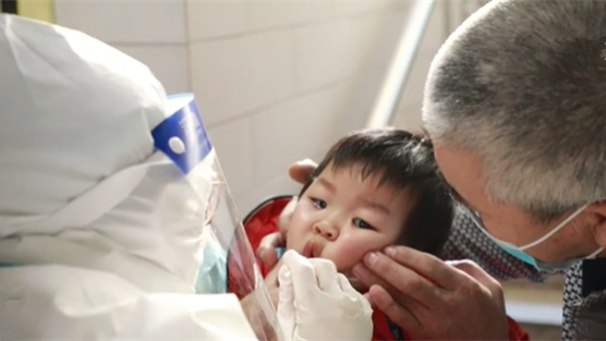 這一跪，謝謝你最美的&ldquo;核酸護(hù)士&rdquo;