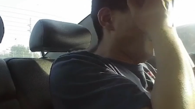 這人啥情況？他在警車(chē)上都能睡著