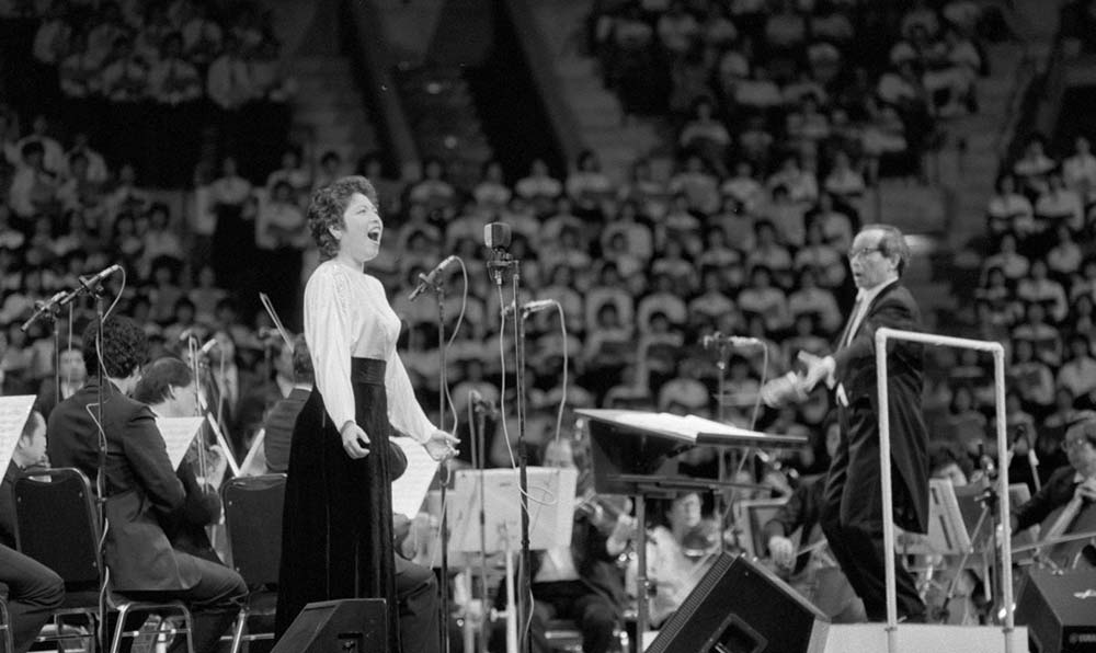 女高音歌唱家汪燕燕在香港&ldquo;黃河音樂(lè)節(jié)&rdquo;上演唱《黃河怨》。