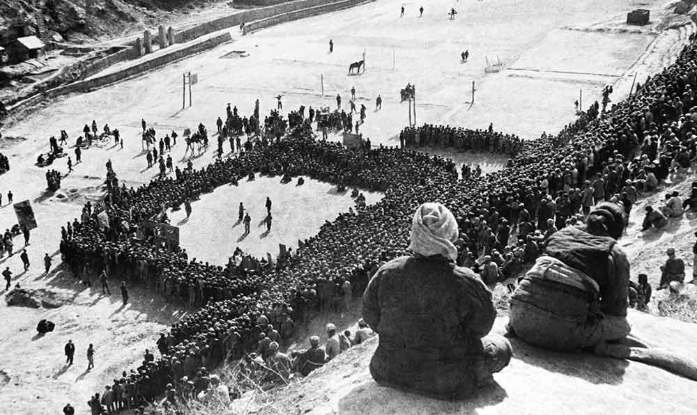 東北文代大會(huì)為慶祝斯大林70壽辰，由魯藝文工團(tuán)演出黃河大合唱。