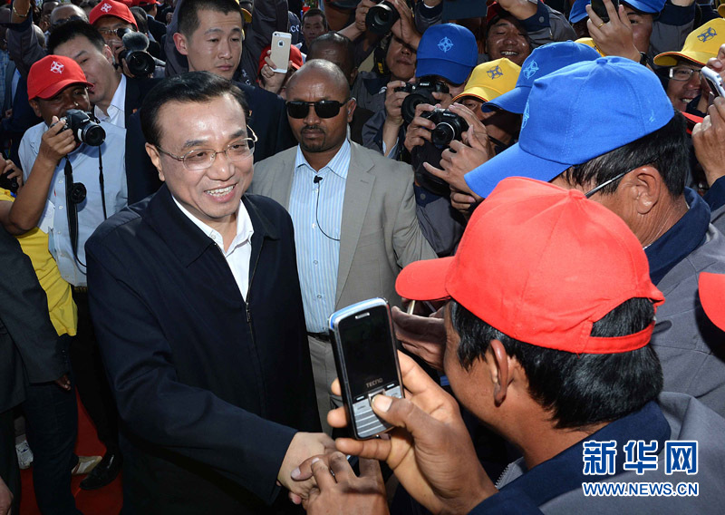 5月5日，中國國務(wù)院總理李克強(qiáng)與埃塞俄比亞總理海爾馬里亞姆共同出席亞的斯亞貝巴-阿達(dá)瑪高速公路一期竣工揭牌典禮，并為二期工程開工奠基剪彩。這是典禮結(jié)束后，李克強(qiáng)同工程施工人員親切交談。新華社記者 李濤 攝 