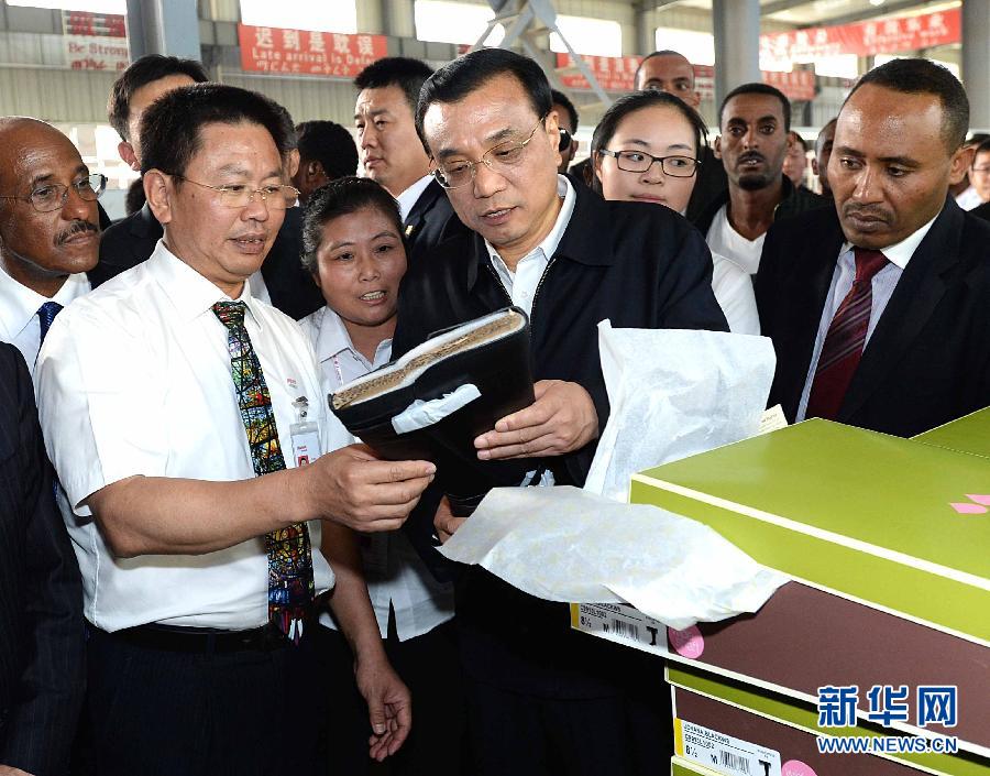 5月5日，中國國務(wù)院總理李克強(qiáng)在埃塞俄比亞總理海爾馬里亞姆陪同下參觀東方工業(yè)園。這是李克強(qiáng)在生產(chǎn)車間聽取負(fù)責(zé)人介紹生產(chǎn)情況。新華社記者 李濤 攝