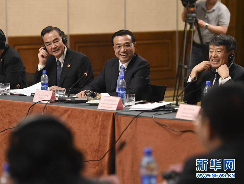  5月6日，國務(wù)院總理李克強(qiáng)在埃塞俄比亞首都亞的斯亞貝巴出席中非經(jīng)貿(mào)人文座談會。 新華社記者 李學(xué)仁 攝 