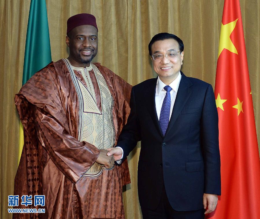 5月7日，正在尼日利亞訪問的國務院總理李克強在阿布賈會見出席第24屆世界經濟論壇非洲峰會全會的馬里總理馬拉。 新華社記者 李濤 攝 