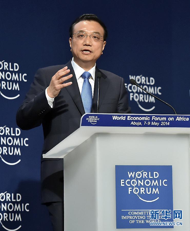5月8日，國務(wù)院總理李克強(qiáng)在阿布賈出席第24屆世界經(jīng)濟(jì)論壇非洲峰會全會，發(fā)表題為《共同推動非洲發(fā)展邁上新臺階》的特別致辭。 新華社記者李濤 攝 