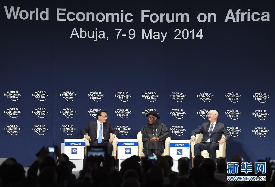  5月8日，中國國務(wù)院總理李克強(qiáng)在阿布賈出席第24屆世界經(jīng)濟(jì)論壇非洲峰會全會，發(fā)表題為《共同推動非洲發(fā)展邁上新臺階》的特別致辭。新華社記者 李學(xué)仁 攝 