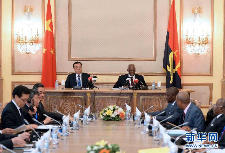 5月9日，中國(guó)國(guó)務(wù)院總理李克強(qiáng)在安哥拉總統(tǒng)府同安總統(tǒng)多斯桑托斯舉行會(huì)談。 新華社記者李濤攝