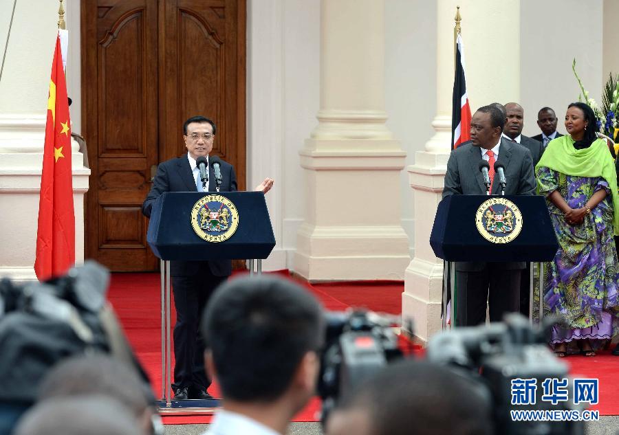 5月10日，中國國務(wù)院總理李克強在肯尼亞國家宮與肯總統(tǒng)肯雅塔舉行會談后共同會見記者。 新華社記者 李濤 攝 
