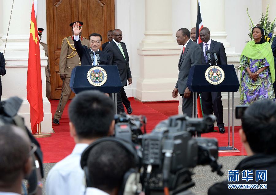 5月10日，中國國務(wù)院總理李克強在肯尼亞國家宮與肯總統(tǒng)肯雅塔舉行會談后共同會見記者。 新華社記者 李濤 攝 