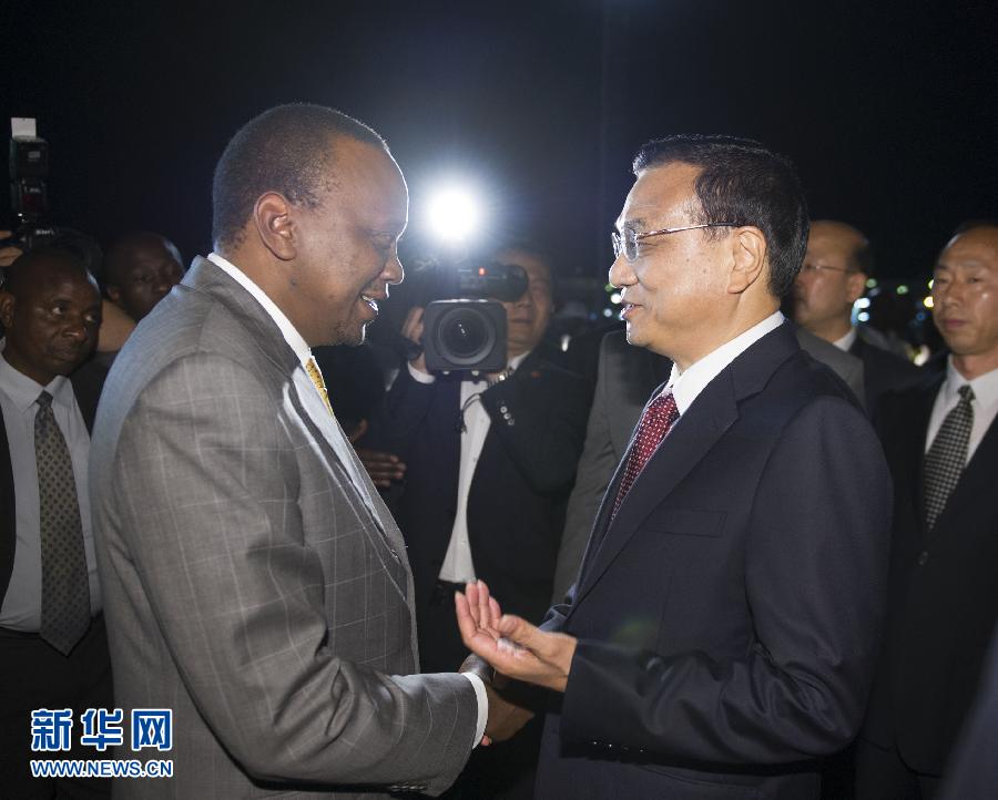 5月9日，應(yīng)肯尼亞總統(tǒng)肯雅塔邀請(qǐng)，中國(guó)國(guó)務(wù)院總理李克強(qiáng)乘專(zhuān)機(jī)抵達(dá)內(nèi)羅畢肯雅塔國(guó)際機(jī)場(chǎng)，開(kāi)始對(duì)肯尼亞進(jìn)行正式訪問(wèn)。李克強(qiáng)總理夫人程虹同機(jī)抵達(dá)?？夏醽喛偨y(tǒng)肯雅塔和副總統(tǒng)魯托率肯政府高級(jí)官員到機(jī)場(chǎng)迎接。新華社記者 謝環(huán)馳 攝 